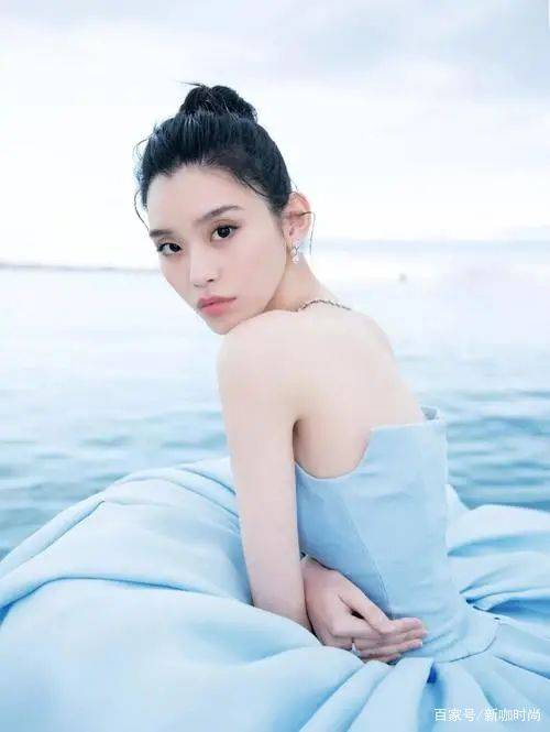样式|王丽坤有身材就是任性，蓝白条纹裙宽松不修身，照样穿出女神范