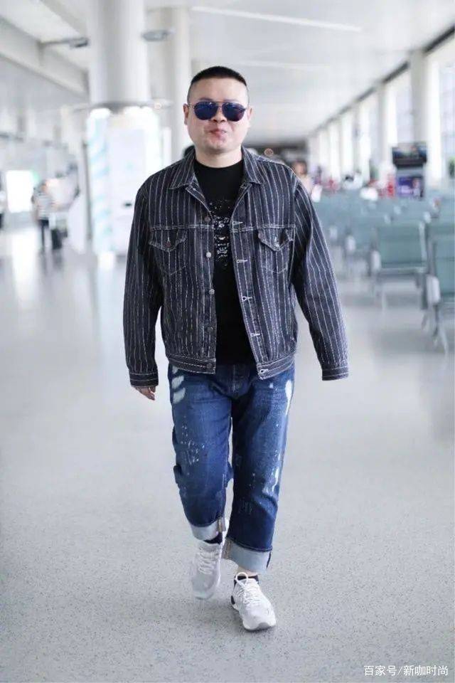 岳云鹏|岳云鹏时髦起来不一般，休闲外套搭潮款牛仔裤，“大佬”派头十足