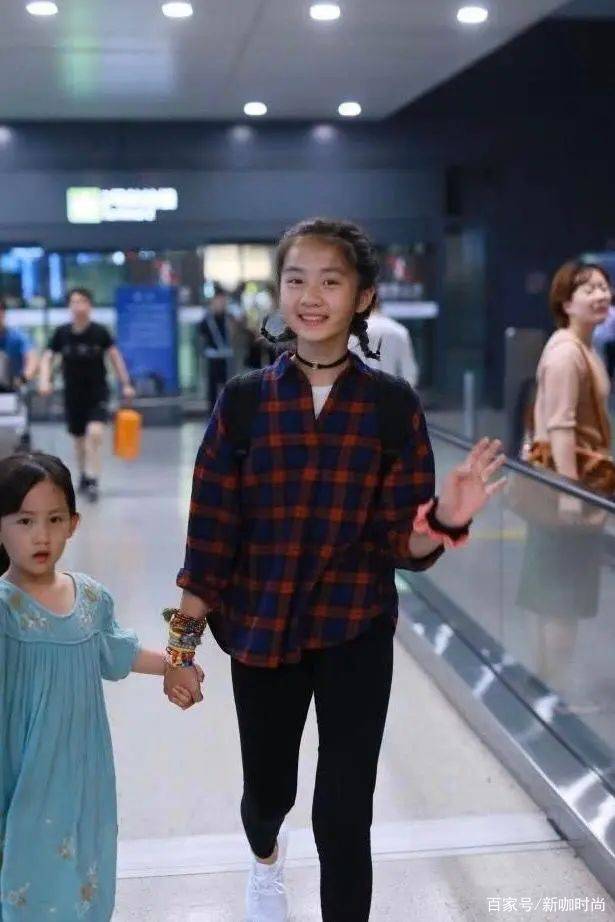 衣裙|黄家有女初长成，黄多多穿格子衫休闲又时髦，6岁妹妹颜值抢镜