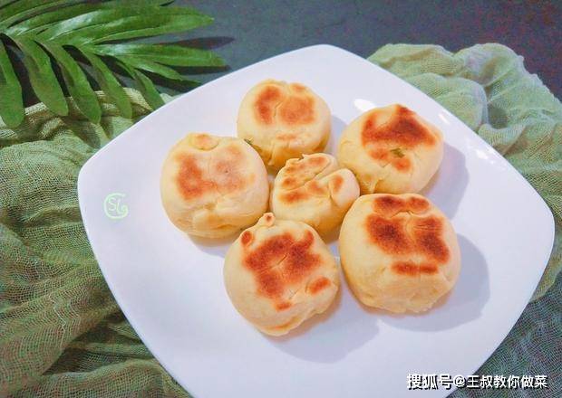 玉米面用开水烫一烫 出锅蓬松暄软 葱香浓郁 做法还简单 发面饼