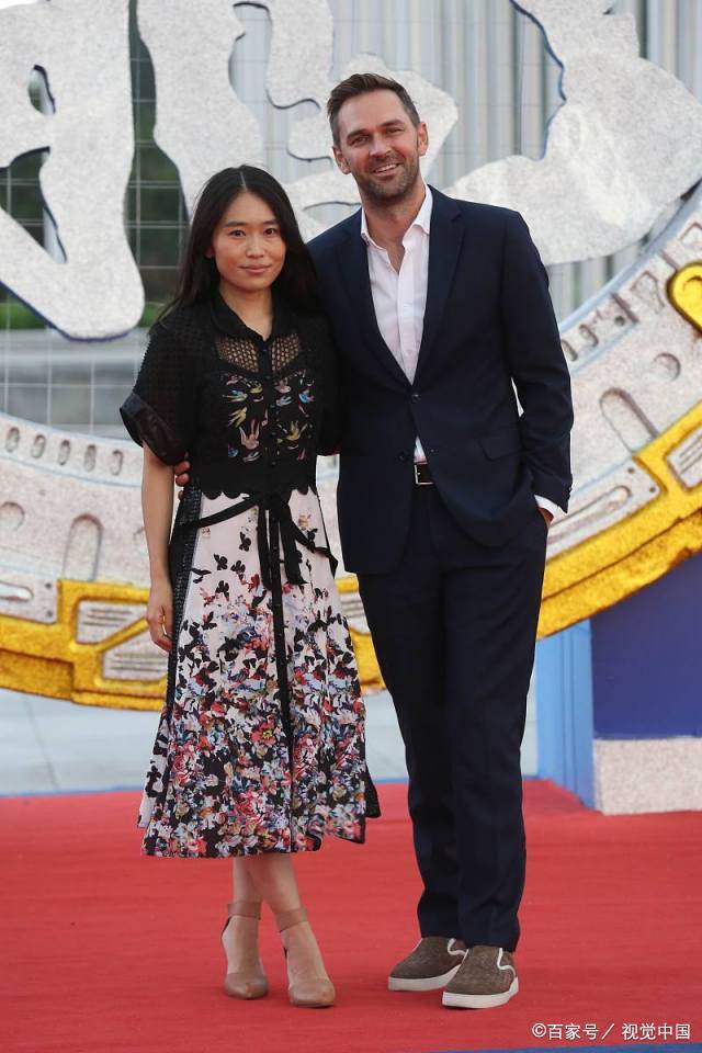 黑色|张艺谋大女儿长这样，穿黑白碎花裙优雅大气，身量娇小气质佳