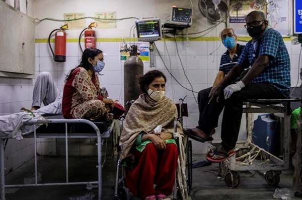 一场疫情让印度变了天，莫迪的医保计划形同虚设，大量民众返贫