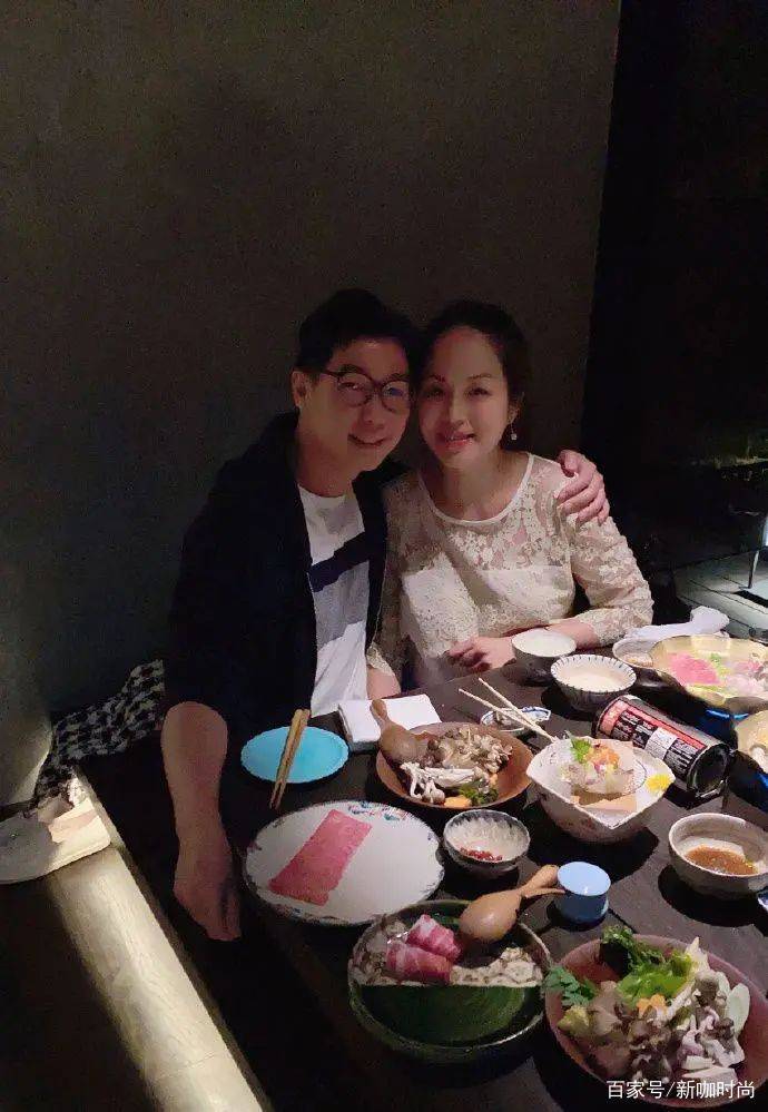 品冠|品冠模特妻子太显老，穿宽松西服身材臃肿，额头细纹加深年龄感