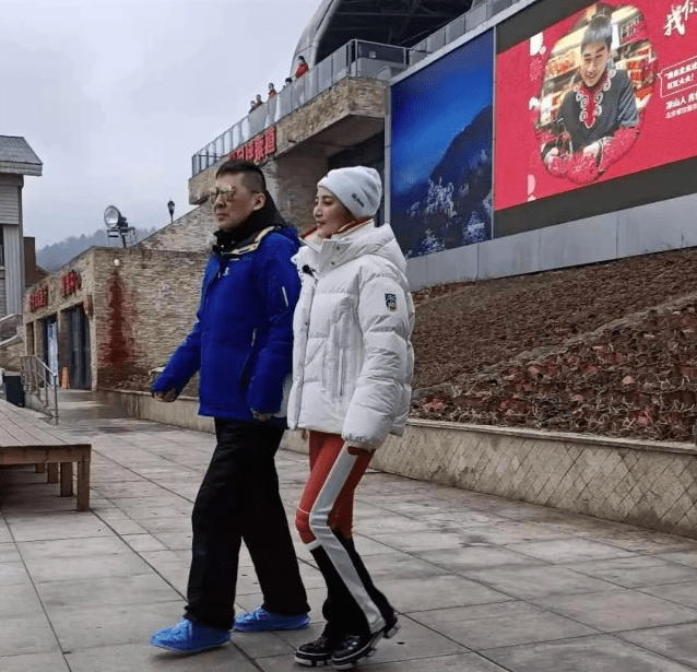 蓝色|陈建斌夫妇秀恩爱!蒋勤勤穿翻毛外套配牛仔裤,46岁嫩成36岁