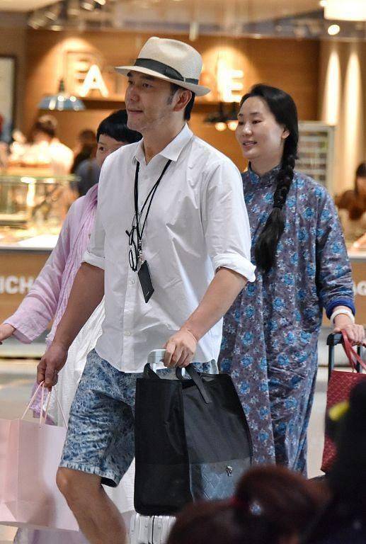 骨子里|林依轮老婆穿“村花长袍”还挺好看,骨子里气质高级,倒是不显土