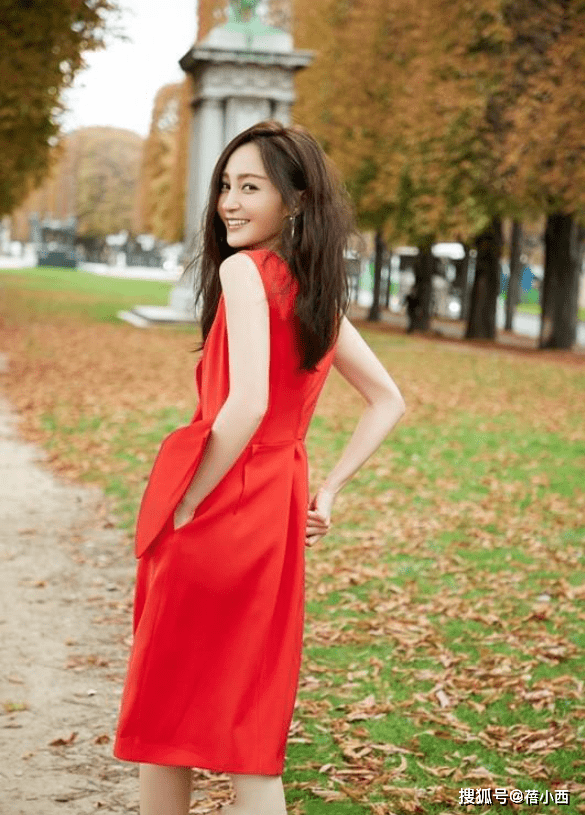 显得|姚笛结婚后状态回归，穿小红裙配长卷发气质惊艳，不像39岁像25岁