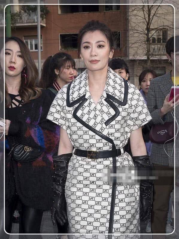 黄圣依|米兰时装周44岁贾静雯比美36岁黄圣依，同是辣妈，差距真大！