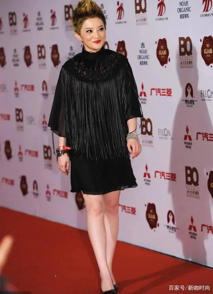 黑色|金铭微胖也很美，穿黑色流苏裙小细腿抢镜，发型却无力吐槽