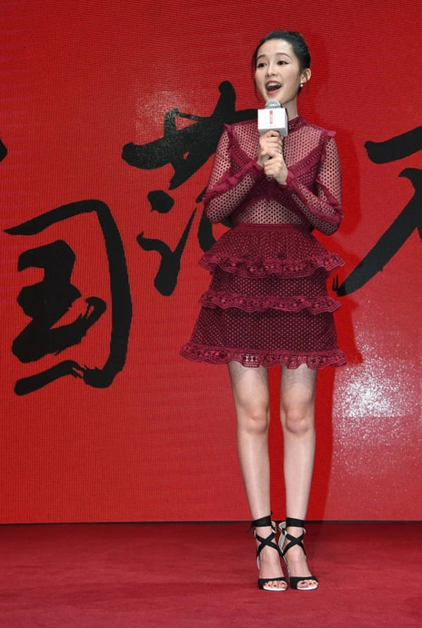 舞台|李沁穿渔网裙台上台下反差大，舞台上嫩如少女，舞台下老如大妈