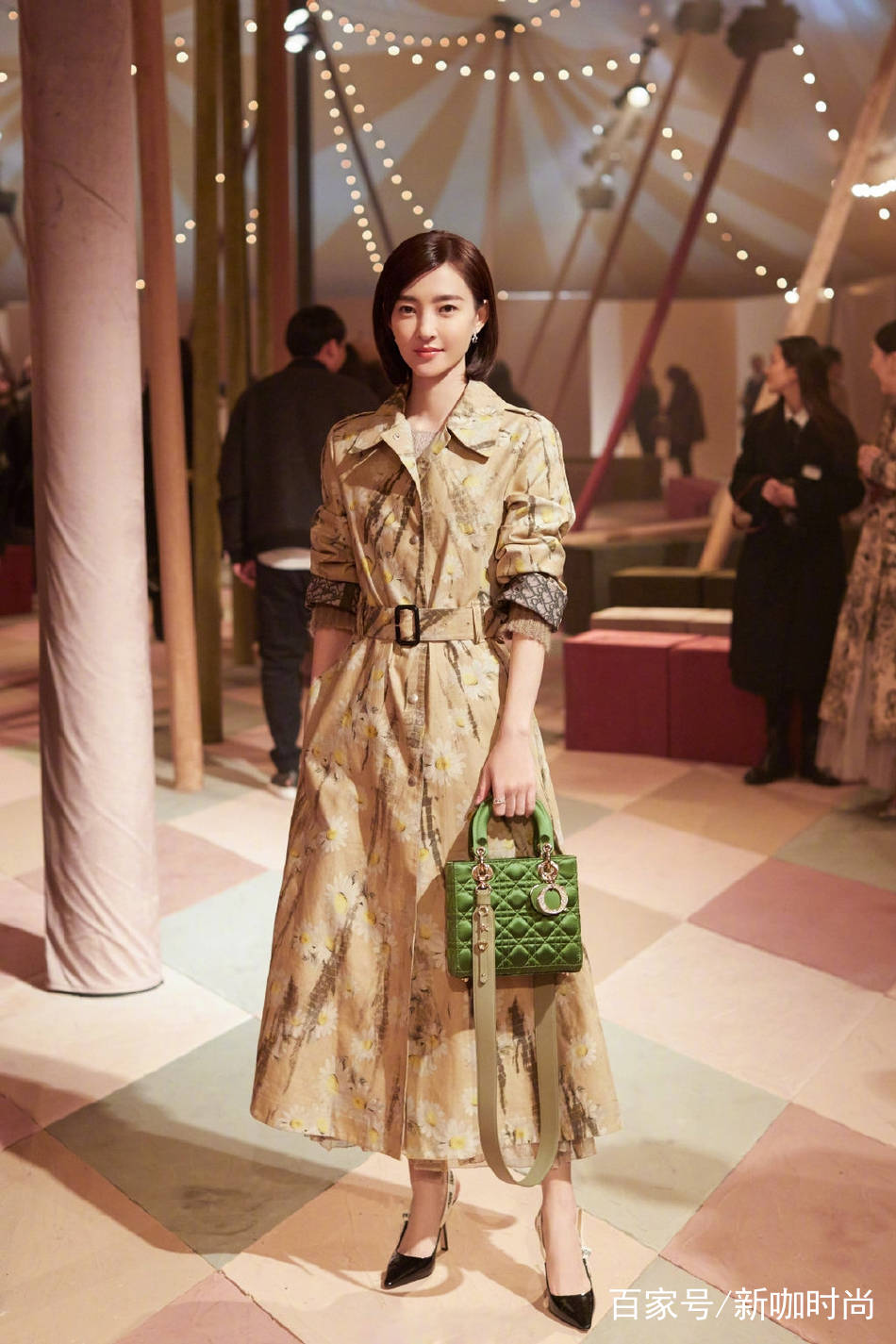 女神|王丽坤真会穿，“小雏菊”风衣优雅大方，“波波头”发型更是减龄