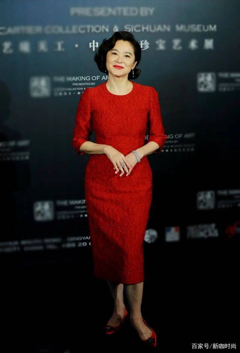 林青霞|林青霞年近古稀韵味犹存，穿垫肩小黑裙典雅端庄，女神范十足