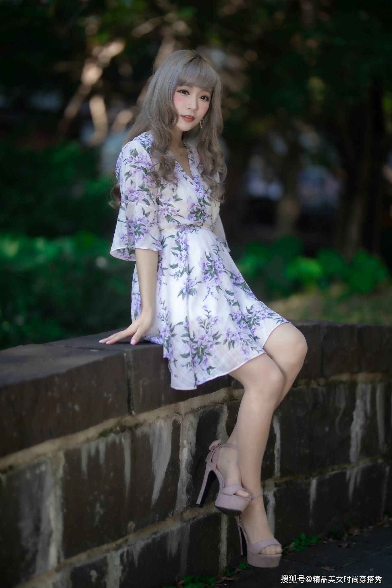 高跟鞋|紫色的印花裙，浪漫的喇叭袖设计，甜美减龄