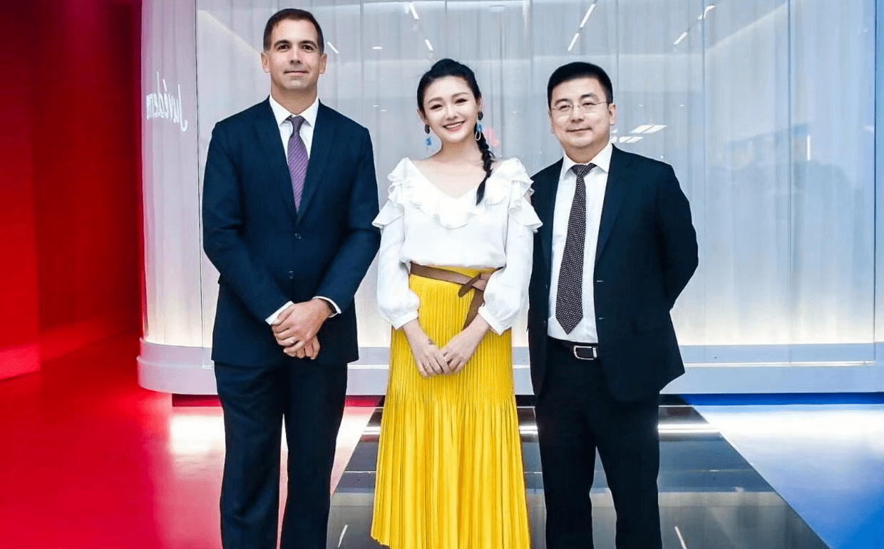 青春|大S成功扮“少女”,黑白条纹上衣配红色短裤青春靓丽,简约随性