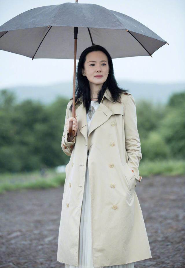 元素|咏梅素颜走机场，大衣配花丝巾优雅大气，这才是阿姨辈该有的样子