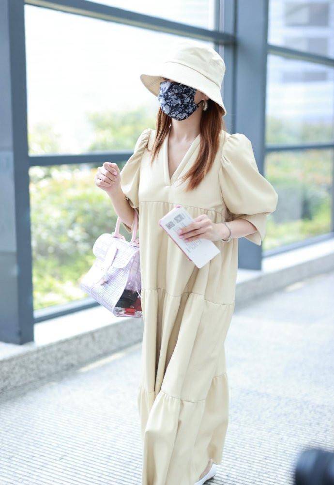 设计|恋爱后的张雨绮变保守,机场穿松垮孕妇裙包裹严实,却挡不住魅力