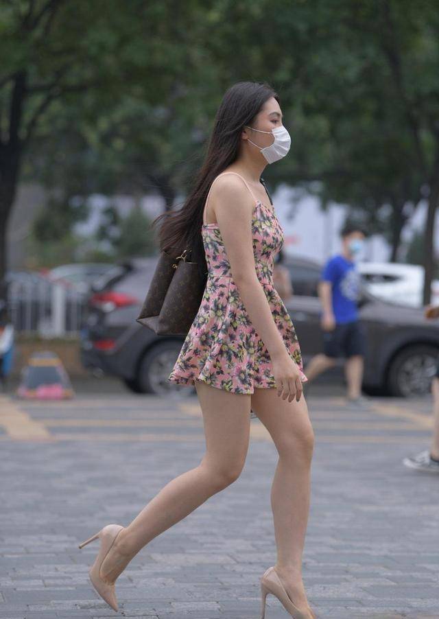 风情|连衣裙的穿着给人一种清爽的感觉，散发出风情和气质，凉爽休闲。