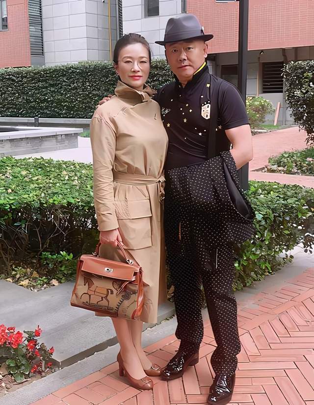 周立波|周立波老婆眼光独到，暗纹外套突出时尚身材，戴英伦礼帽像个贵妇