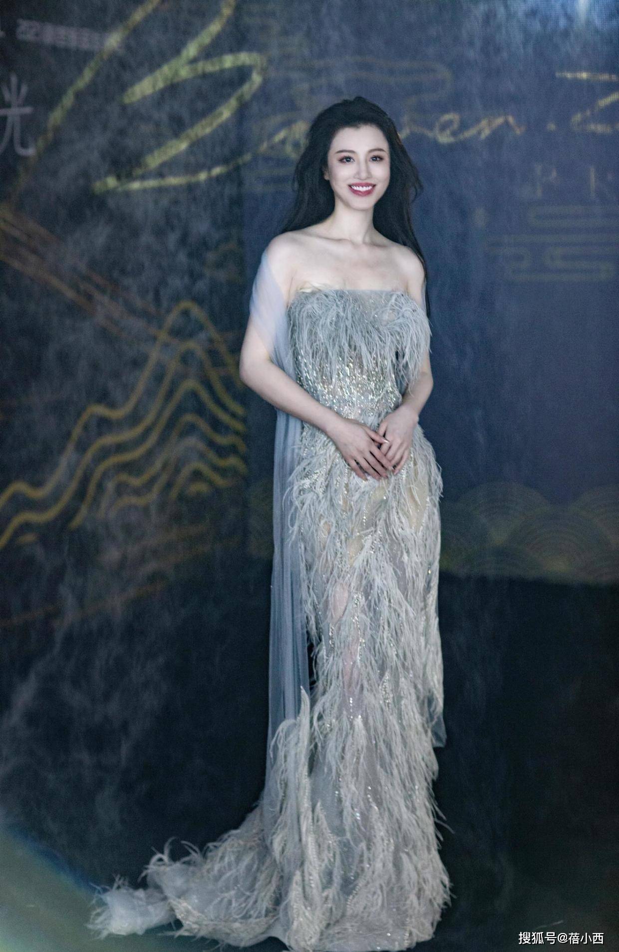 前妻|葛天到底是刘翔的前妻，穿一字肩上衣配高腰阔腿裤，三七身材惊艳