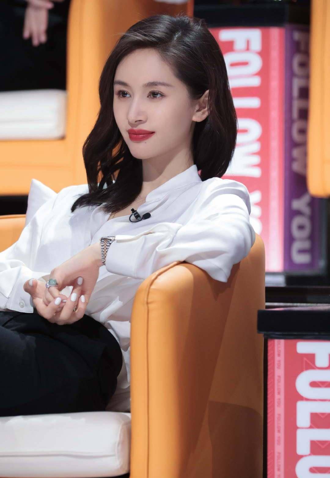 细节|王子文恋爱后更会打扮，简单白衬衫都穿得这么时髦，令人羡慕