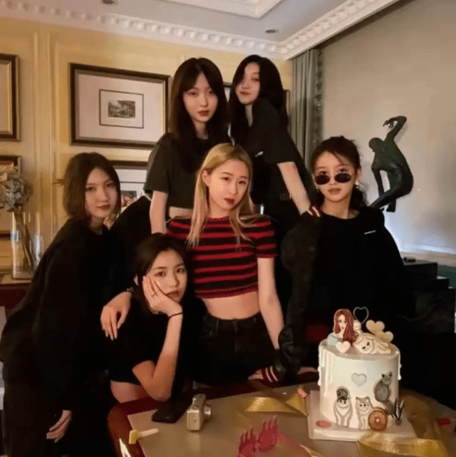 身材|李亚鹏祖孙三代罕同框,15岁李嫣快赶上183爸爸,三人共用一张脸