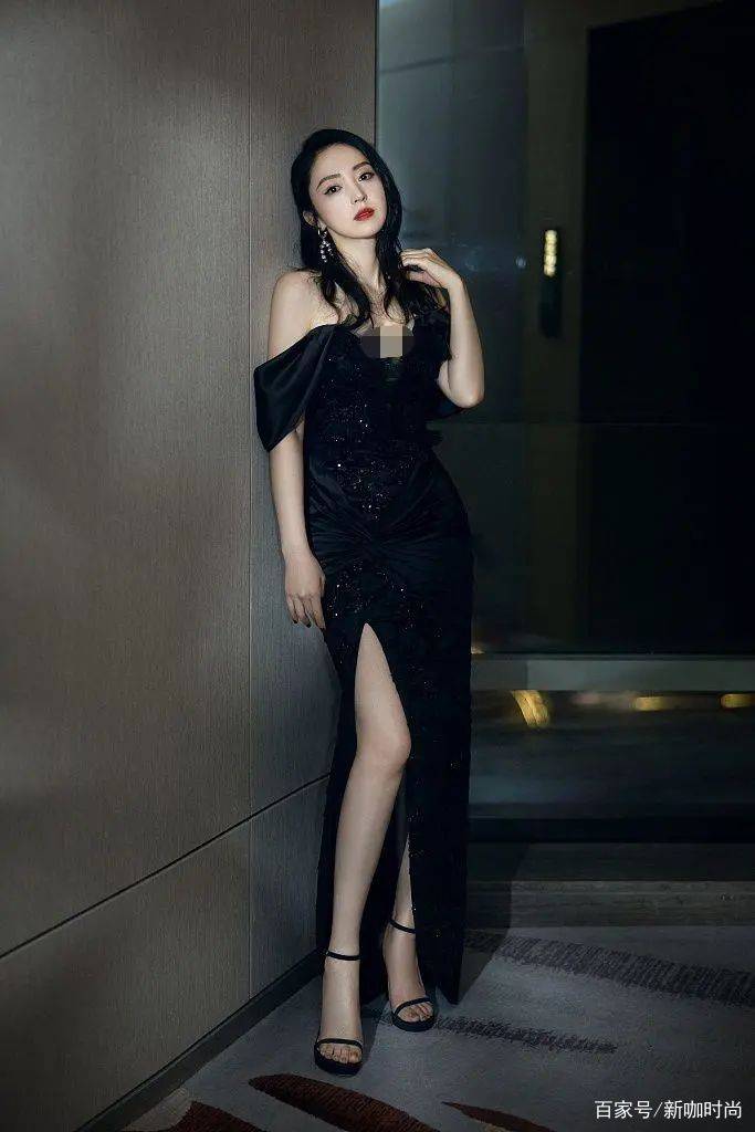 设计|董璇也有冷艳一面，穿露肩小黑裙妩媚撩人，卷发红唇更是绝配