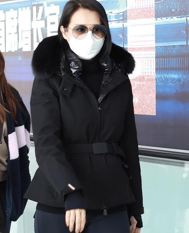 胡杏儿|胡杏儿太拼了！挺三胎孕肚还把腰带勒这么紧，穿红色皮裙身材抢镜