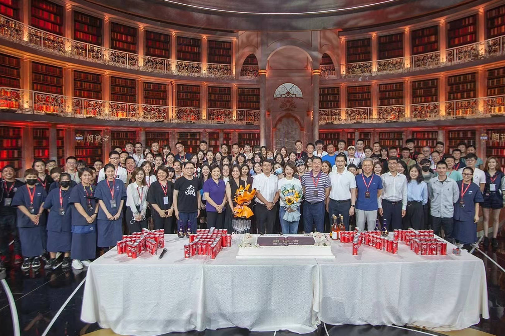 身材|董卿《朗读者3》杀青照曝光!手捧鲜花站C位,打扮朴素好接地气