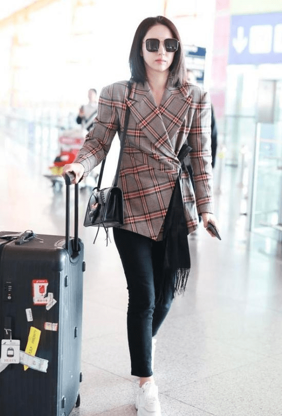 宋佳|女明星用围巾解锁新时尚,董璇当成腰带系,宋佳直接缝在风衣上