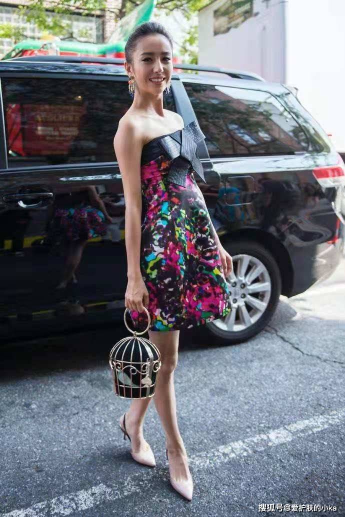 花又|佟丽娅穿越复杂反而越美，裙子又花又鲜艳，一般人还真hold不住