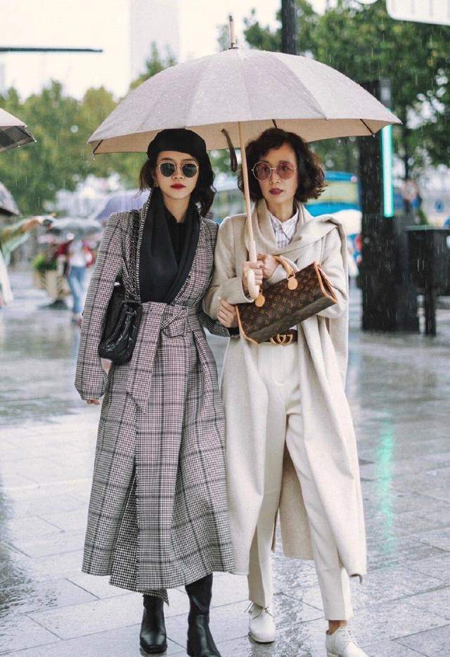 羊羔|真正讲究的女人，穿大衣很少配牛仔裤，像三木博主这样穿，更优雅