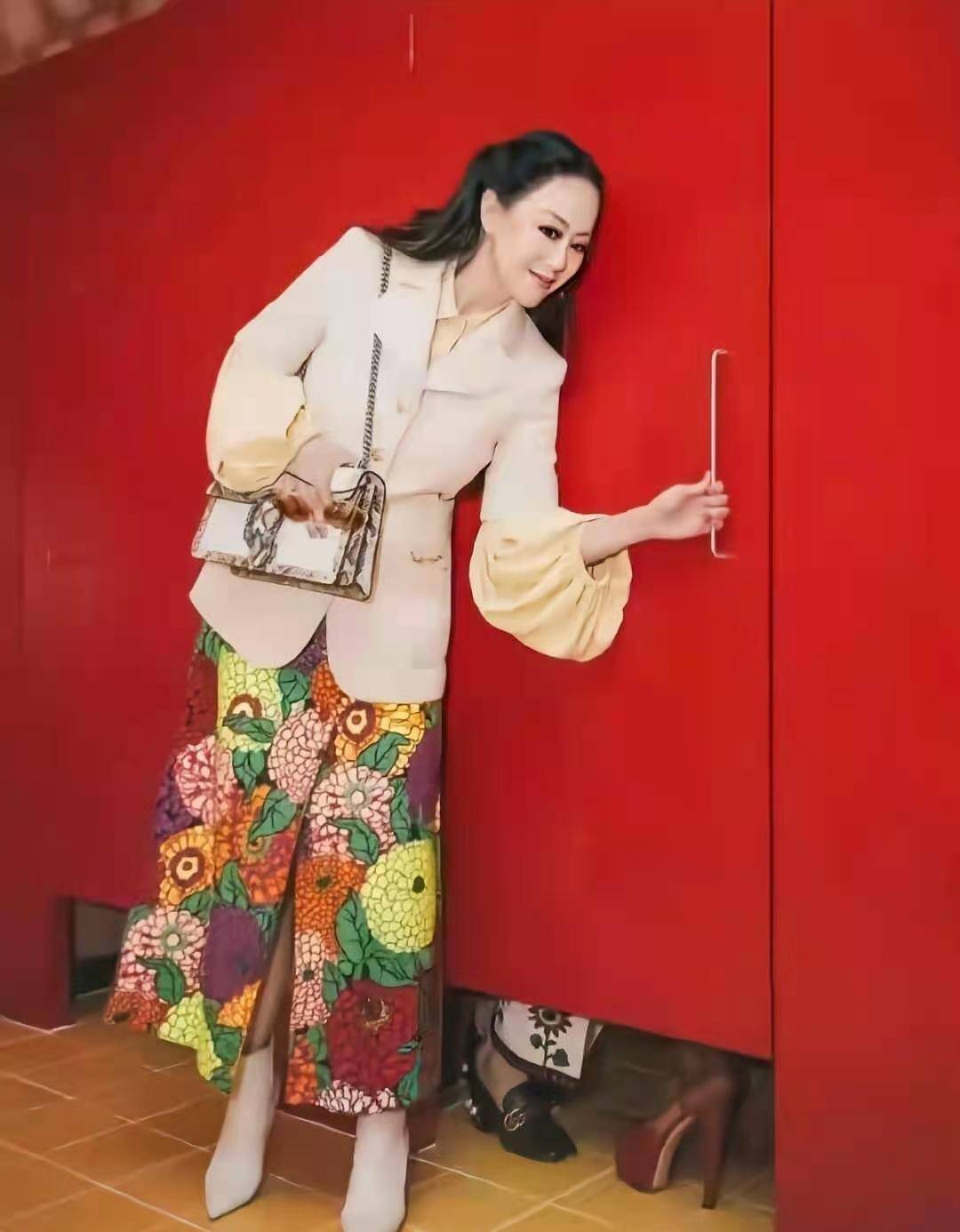 章小蕙|章小蕙真是“富态届”的穿搭典范，西服搭阔腿裤，气质高级好美艳