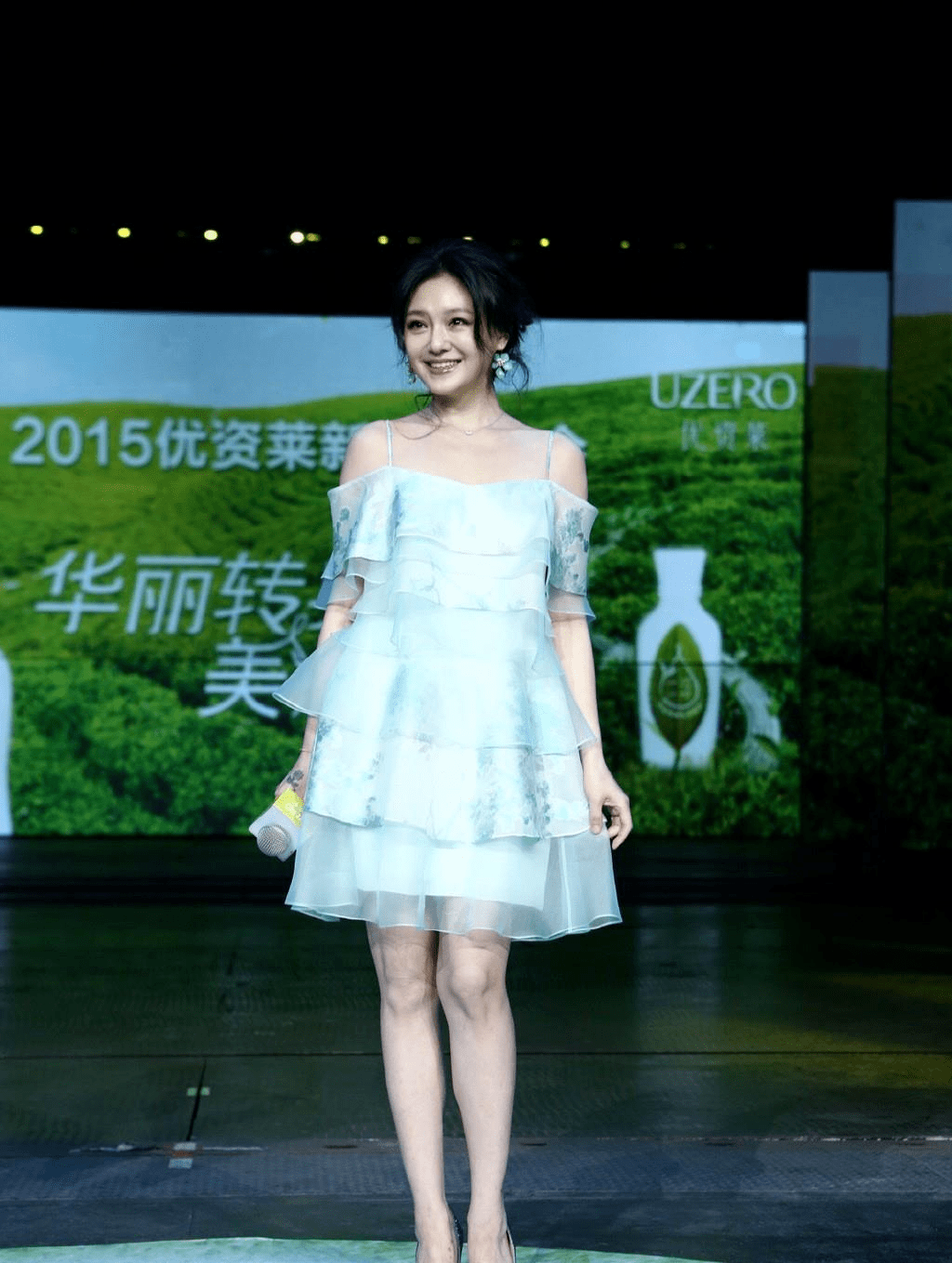 青春|大S成功扮“少女”,黑白条纹上衣配红色短裤青春靓丽,简约随性