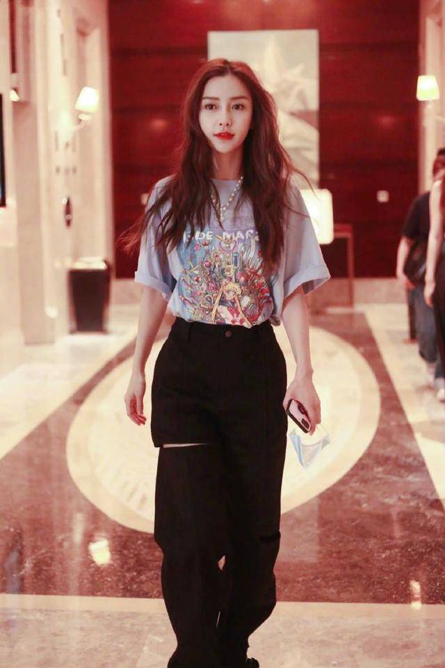 大腿|钟丽缇真自信!微胖身材还敢穿紧身破洞裤,却勒出“肉肉”太尴尬