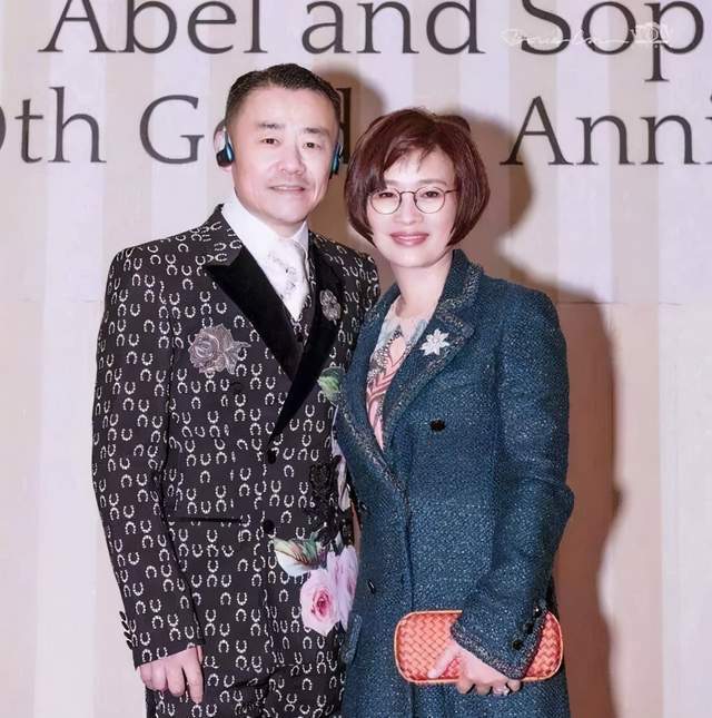 周立波|周立波老婆眼光独到，暗纹外套突出时尚身材，戴英伦礼帽像个贵妇