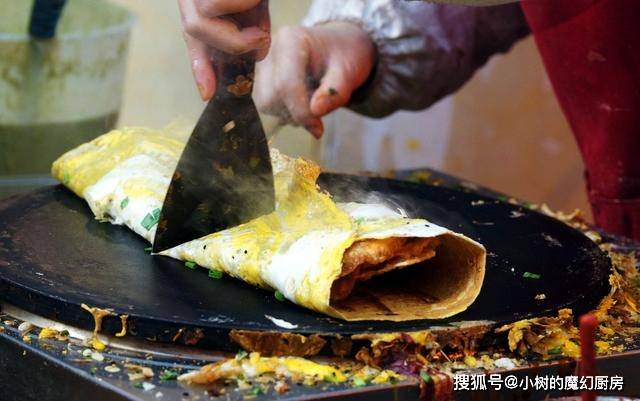 小吃摊|想吃煎饼果子不用出去买了,在家这样做,三分钟摊一个,太好吃了