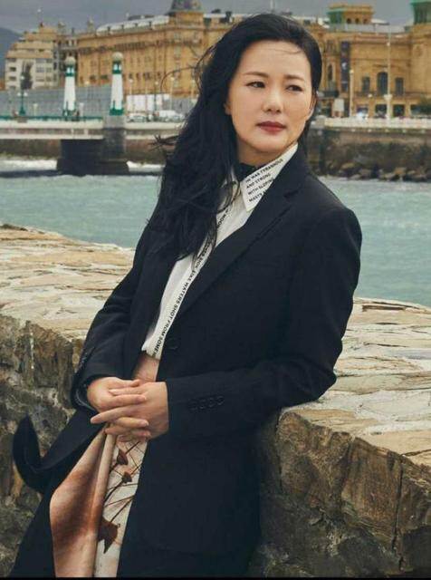 元素|咏梅素颜走机场，大衣配花丝巾优雅大气，这才是阿姨辈该有的样子