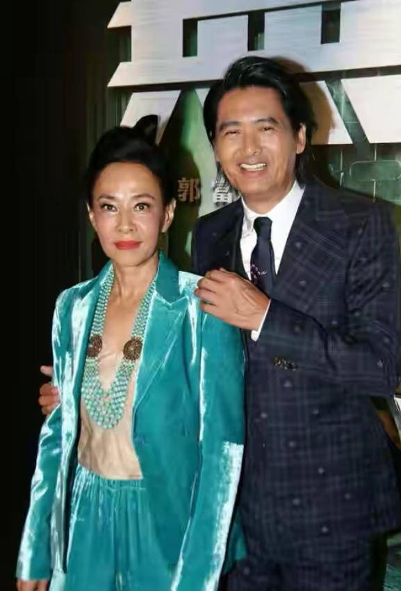 大金|周润发夫妇罕见同框，发嫂穿白西装配大金链子，梳背头真有阔太范