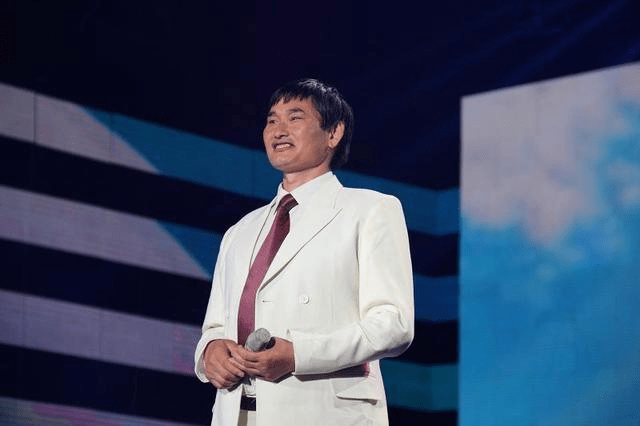 商务|大衣哥开始放飞自我,穿夏衣教儿媳“打靶”,圆滚滚啤酒肚太抢镜