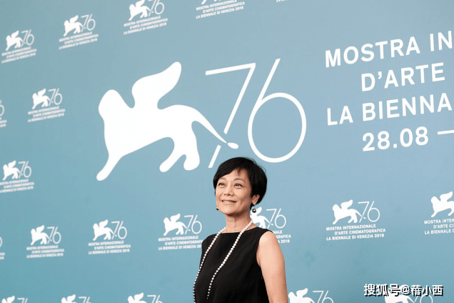 身材|张艾嘉的穿搭才叫“极简”,黑色连体裤配珍珠项链,越老越优雅