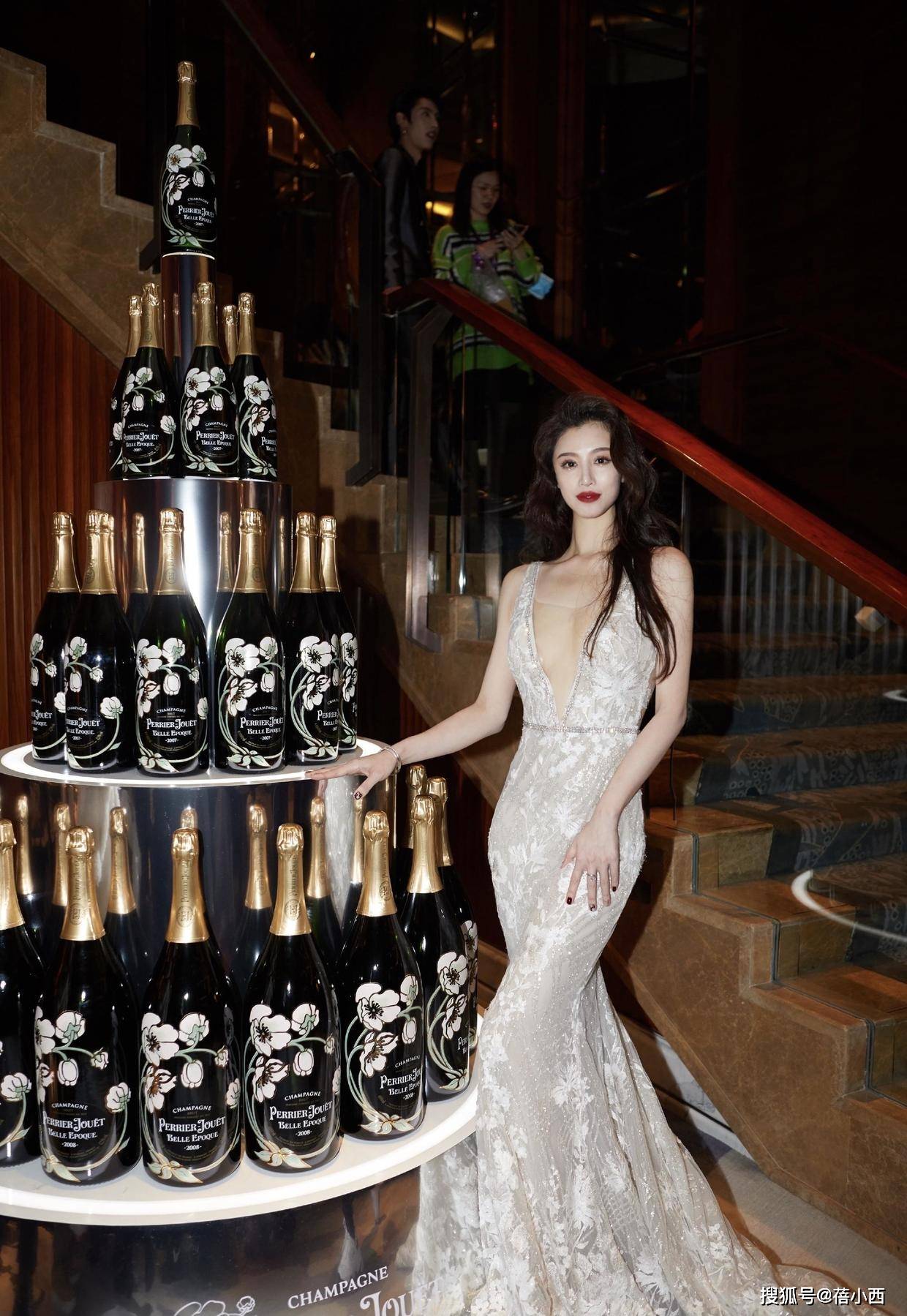 前妻|葛天到底是刘翔的前妻，穿一字肩上衣配高腰阔腿裤，三七身材惊艳