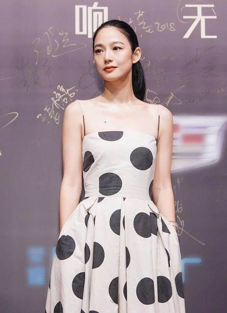 设计|周韵素颜出门被怼脸拍，跟精修图比差距大，穿一身黑气质依旧高级