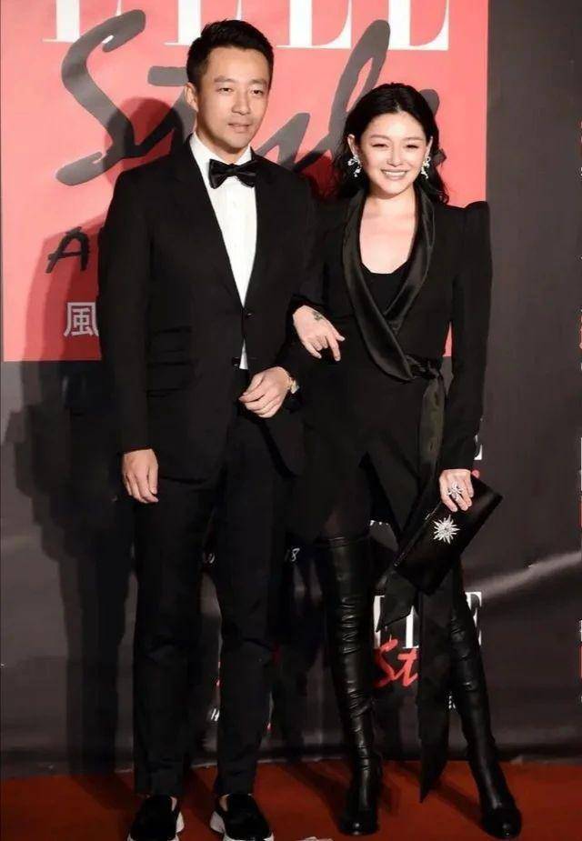 一身|谁说黑色就显瘦，大S穿一身黑还是白肥美，衬得边上汪小菲好苗条