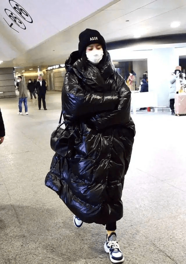 全靠|奚梦瑶是有多怕冷，裹上万元“羽绒被”好臃肿，全靠超模气质在撑