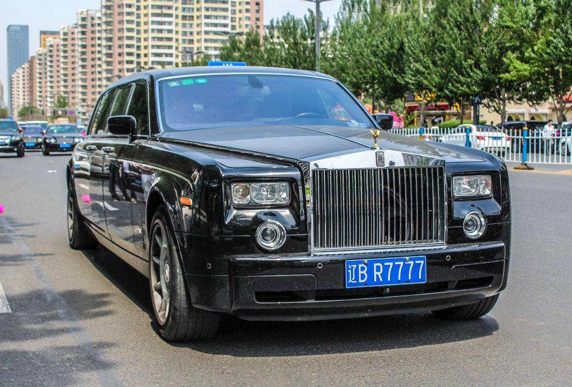 19岁白手起家,买中国唯一加长幻影,落地超2千万,现在成婚车_劳斯莱斯