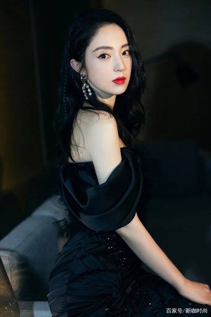 设计|董璇也有冷艳一面，穿露肩小黑裙妩媚撩人，卷发红唇更是绝配