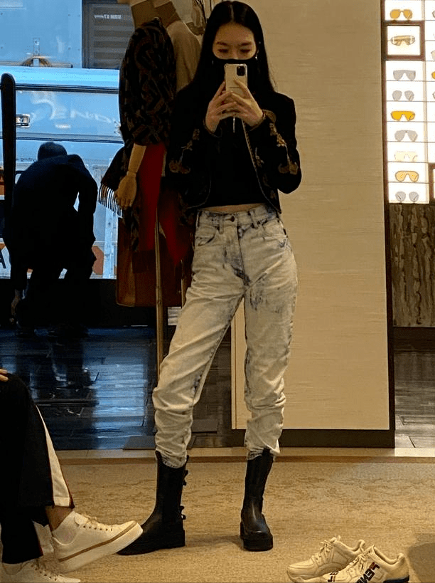 手表|李咏19岁女儿打扮成熟！穿吊带裙秀性感身材，戴12万手表高调炫富