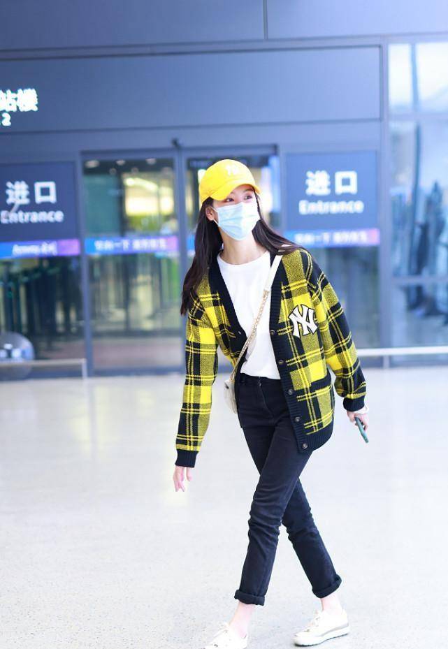 黑色|陈都灵真的好水灵，穿嫩黄色针织短袖，好有“氧气少女”的感觉