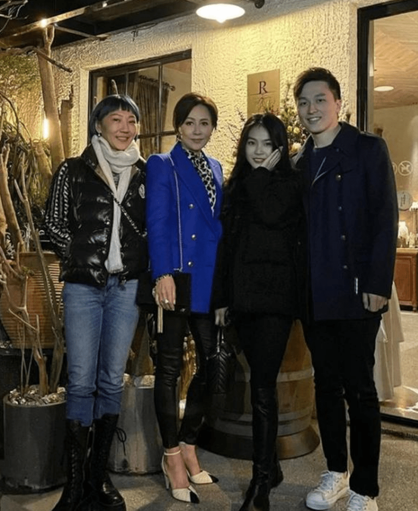 发型|刘嘉玲弟媳真是时髦，发色都快集齐“一道彩虹”，和老公像两代人