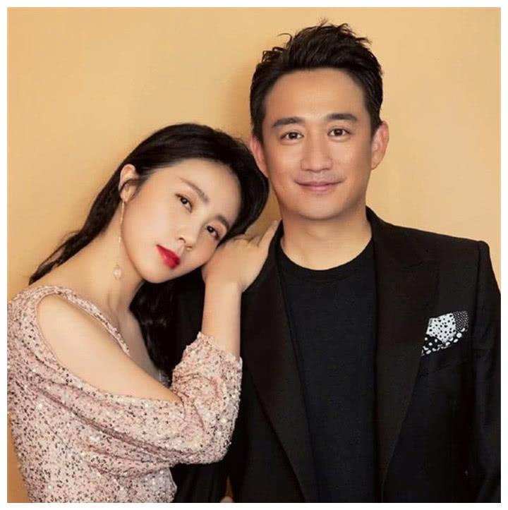 黄磊|黄磊带老婆走机场，穿搭减龄身材却是油腻大叔，孙莉还像小姑娘