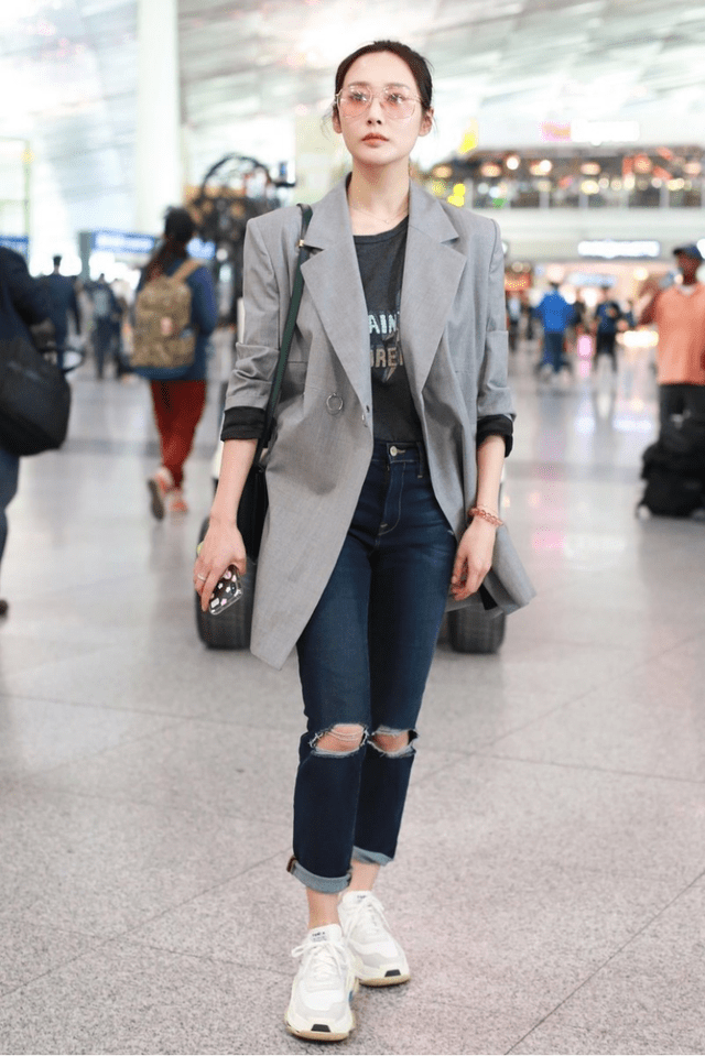 李嘉欣|李嘉欣的时尚真难懂，穿西装混搭破洞裤，还好贵妇气质撑得住